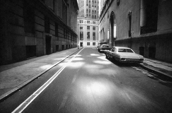 leere Straße in der Wall Street, New York, 1985 von Stephan Erfurt